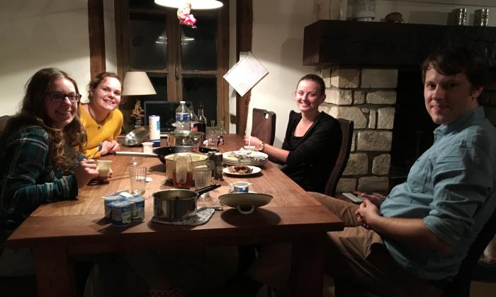Boer zoekt Vrouw Internationaal (2017) - Boer Herman en zijn vrouwen aan tafel
