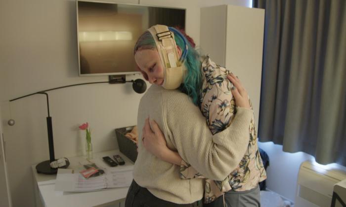 Hij is een Zij special: Het Transgenderhotel - Anne knuffelt Daniëlle