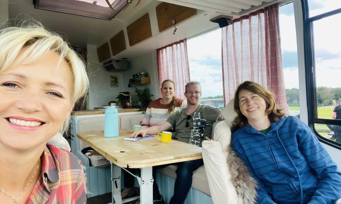 Yvon Jaspers met Jan, Rianne en Bertie in de camper