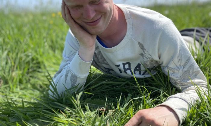 Onze boerderij (2020): boer Willem bij eitjes van een scholekster