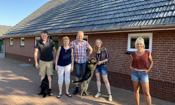 Onze boerderij (2020): Yvon met varkenshouders Jan, Carinne, Femke en Luuk