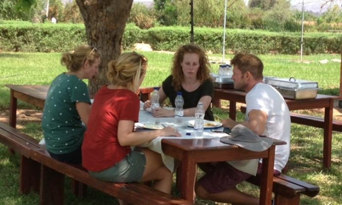 Boer zoekt Vrouw Internationaal (2017) - boer Marc en zijn logeervrouwen lunchen op de kwekerij