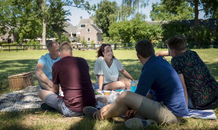 Boer zoekt Vrouw 2018: Boerin Michelle-en-mannen-picknick-018verkleind