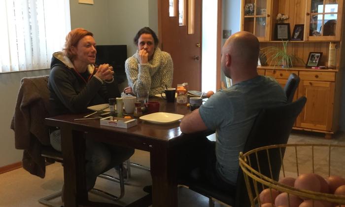 Boer zoekt Vrouw Internationaal (2017) - Boer Riks met Marit en Eline aan tafel