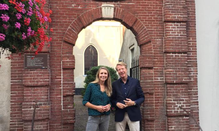 Met hart en ziel (19.10.03) Joanne Bijleveld en Ad van Nieuwpoort voor de oude Synagoge in Elburg