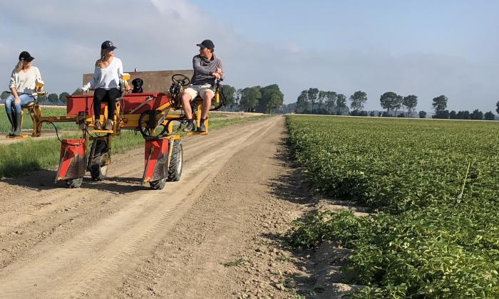 Boer zoekt Vrouw 2018: Boer Wim, Marit en Paula op landbouwmachine