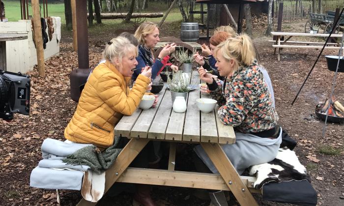 Boer zoekt Vrouw Special: Yvon en logeervrouwen eten soep
