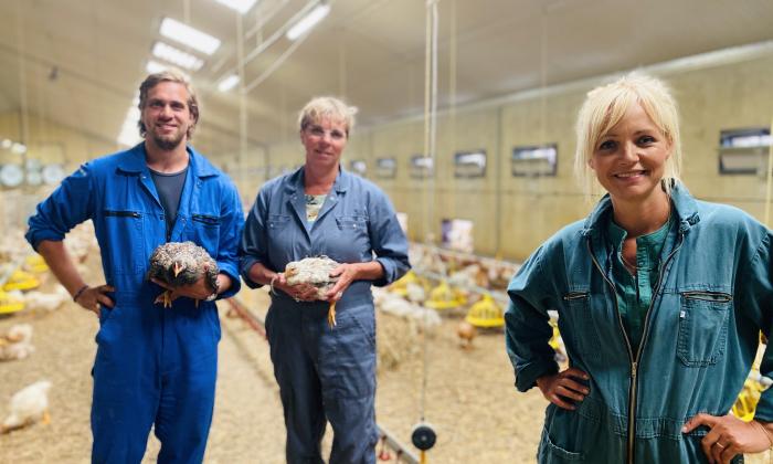 Onze boerderij (2020): Yvon Jaspers met boer Johan en moeder Annelies in kippenstal