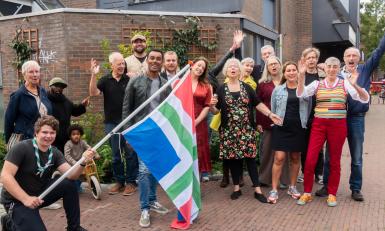 De bewoners van de Nieuwe Sint Jansstraat in Groningen poseren in hun straat