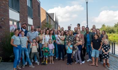 De bewoners van de Schelde in Veenendaal poseren in hun straat
