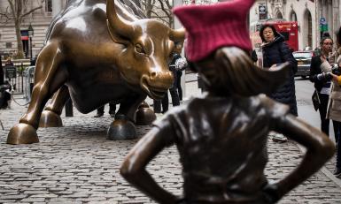 Het 'Fearless Girl'-standbeeld staat recht tegenover het iconische standbeeld van een stier op Wall Street