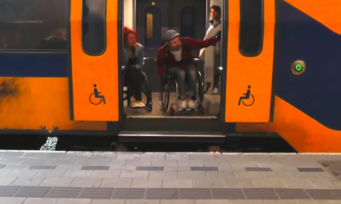 Twee rolstoelgebruikers in een trein
