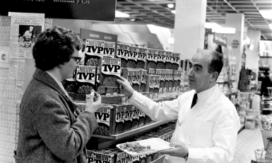 1969, 6 augustus. Het kunstvlees, voornamelijk bereid uit sojabonen is met ingang van vandaag in ons land te koop: het grootwinkelbedrijf Vroom&Dreesman heeft voor de eerste zeven maanden het exclusieve verkooprecht verworven. 