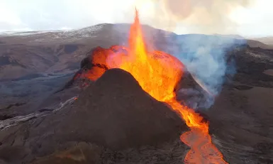 Uitbarstende vulkaan